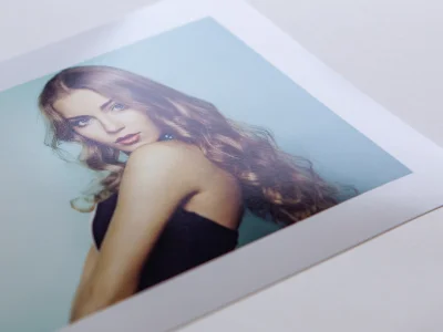 Náhľad tlačenej fotografie s veľkým bielym rámikom