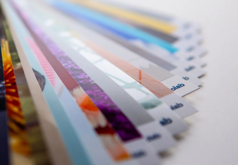 Detail vzorkovníka papierov zblízka